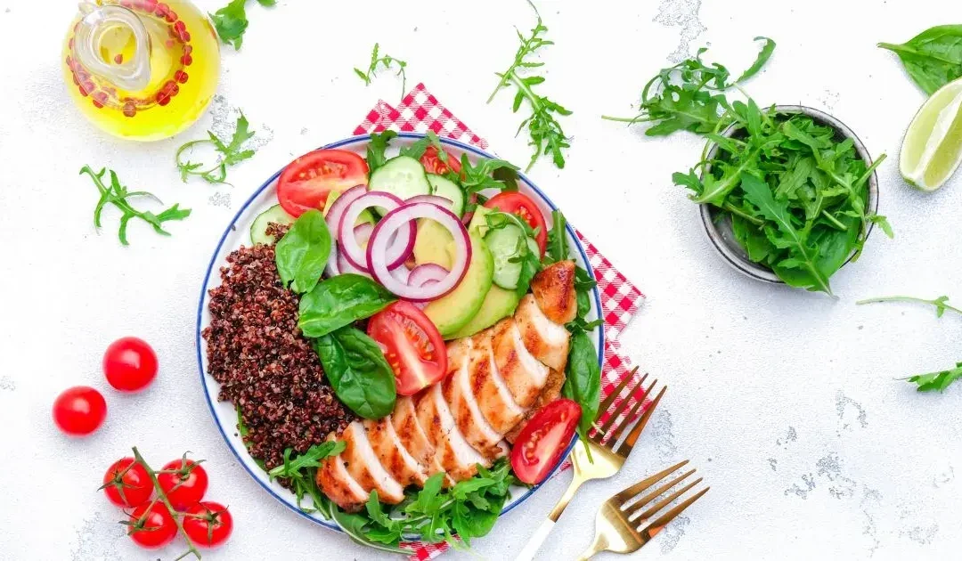 Imagen representativa de un conjunto de alimentos presentado sobre un plato, siguiendo el método del plato Harvard.