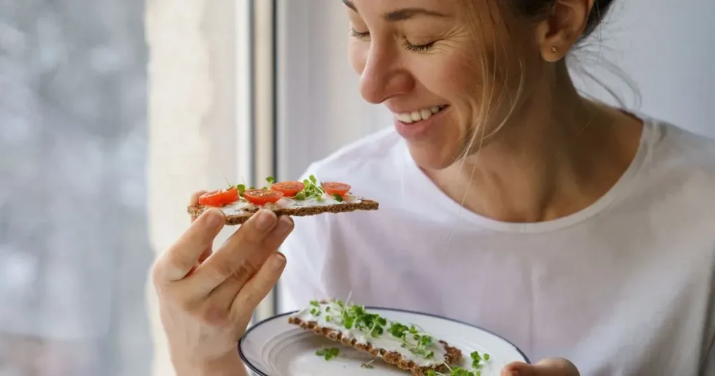 Persona comiendo una tostada saludable.