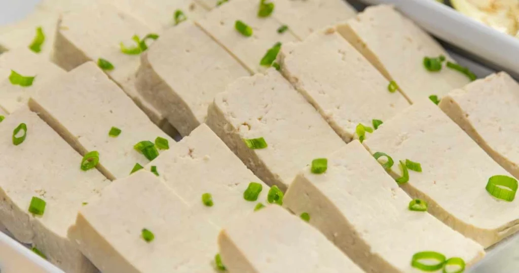 Tofu fresco como ejemplo de alimentos con soja saludables, categoría Consejos de Distribuciones Ballester.