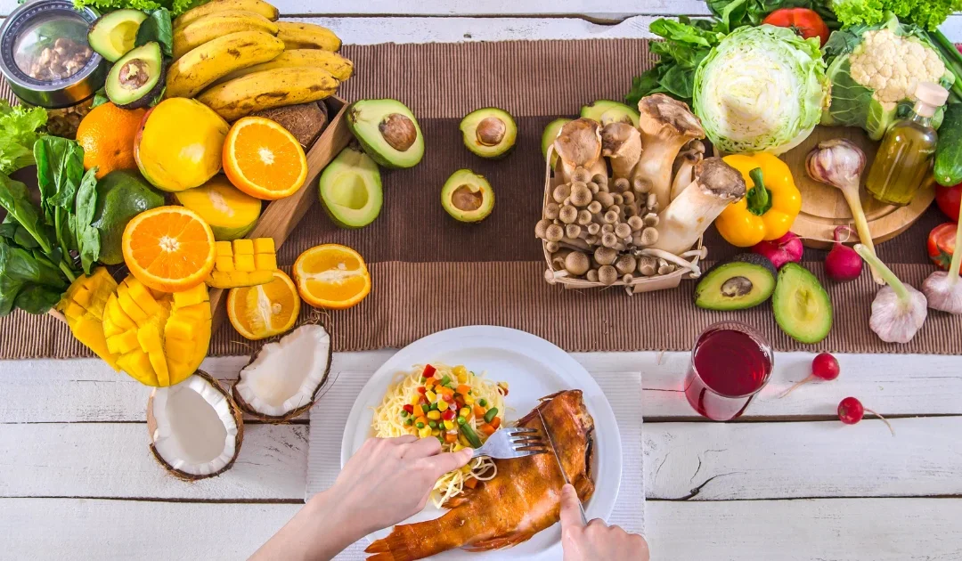 En la imagen podemos ver todo tipo de alimentos que protegen vista, tanto frutas como verduras.