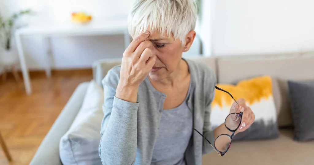 Imagen en la que podemos ver a una mujer afectada por una de las enfermedades oculares más comunes, la que tiene que ver con la degeneración de la edad.