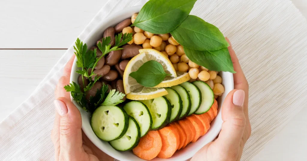 Imagen en la que podemos ver un plato de comida, con unos cuantos alimentos, pero, el que más destaca es la zanahoria, ya que es uno de los alimentos que protegen tu vista.