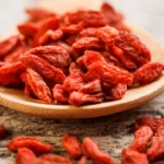 Plato de bayas de goji para conocer sus beneficios.