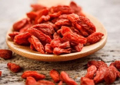 ¿Cómo se consumen las bayas de goji? Propiedades y contraindicaciones de este alimento ecológico y natural
