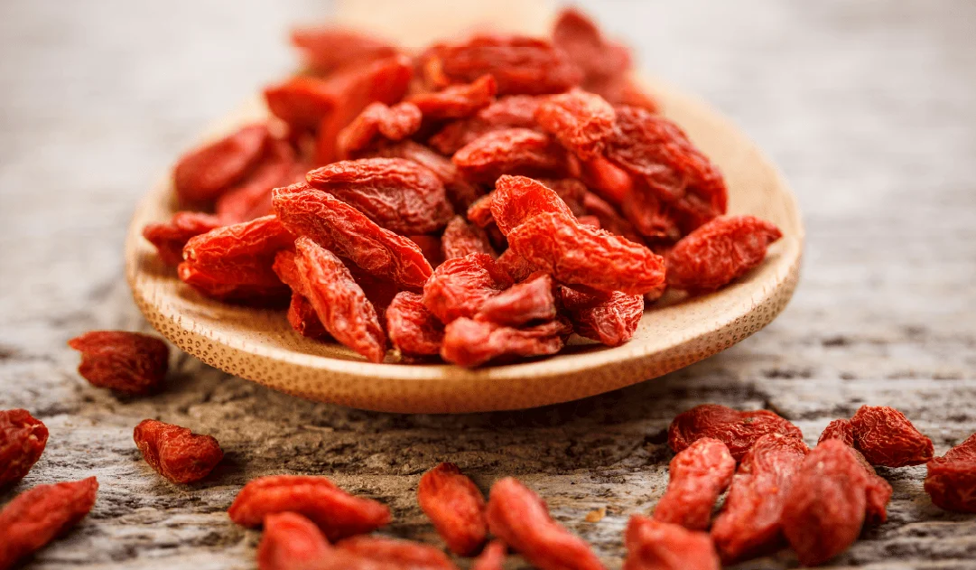 ¿Cómo se consumen las bayas de goji? Propiedades y contraindicaciones de este alimento ecológico y natural