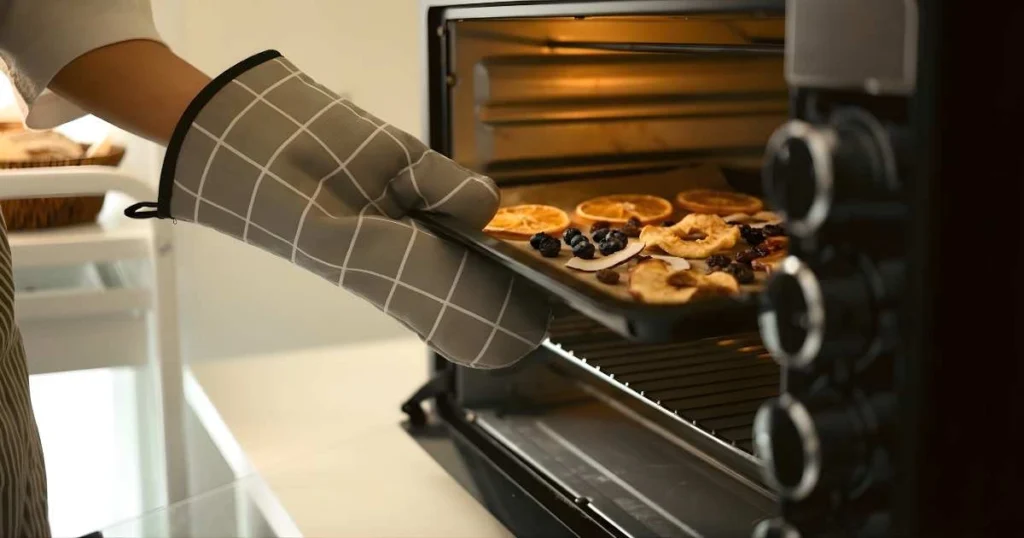 Uso del horno doméstico para aprender cómo deshidratar fruta en casa, sección de Consejos de Distribuciones Ballester.