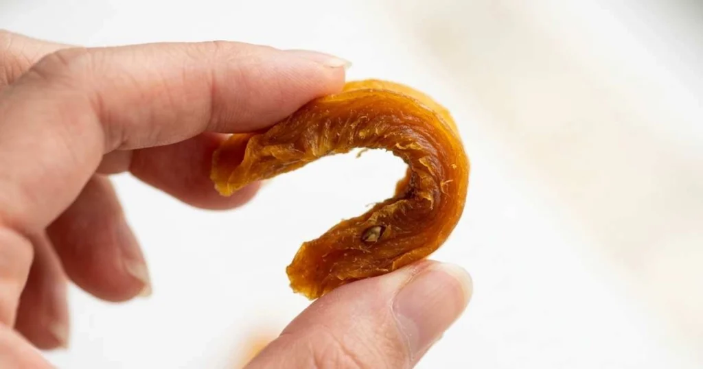 Comprobación de la textura óptima al seguir la guía de cómo deshidratar fruta, publicado en Consejos por Distribuciones Ballester.