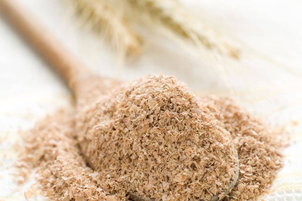 Salvado de avena en cuchara de madera.