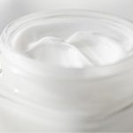 Una crema natural antiedad para hablar de las cremas antiarrugas naturales de Distribuciones Ballester.