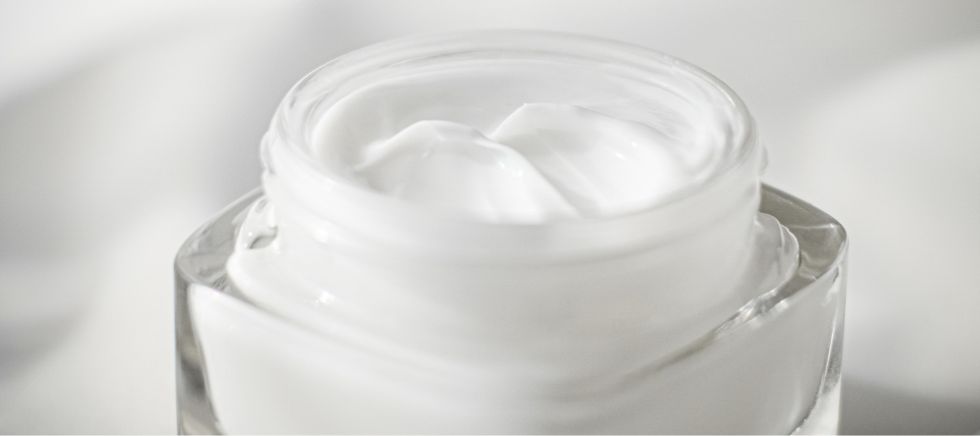 Una crema natural antiedad para hablar de las cremas antiarrugas naturales de Distribuciones Ballester.