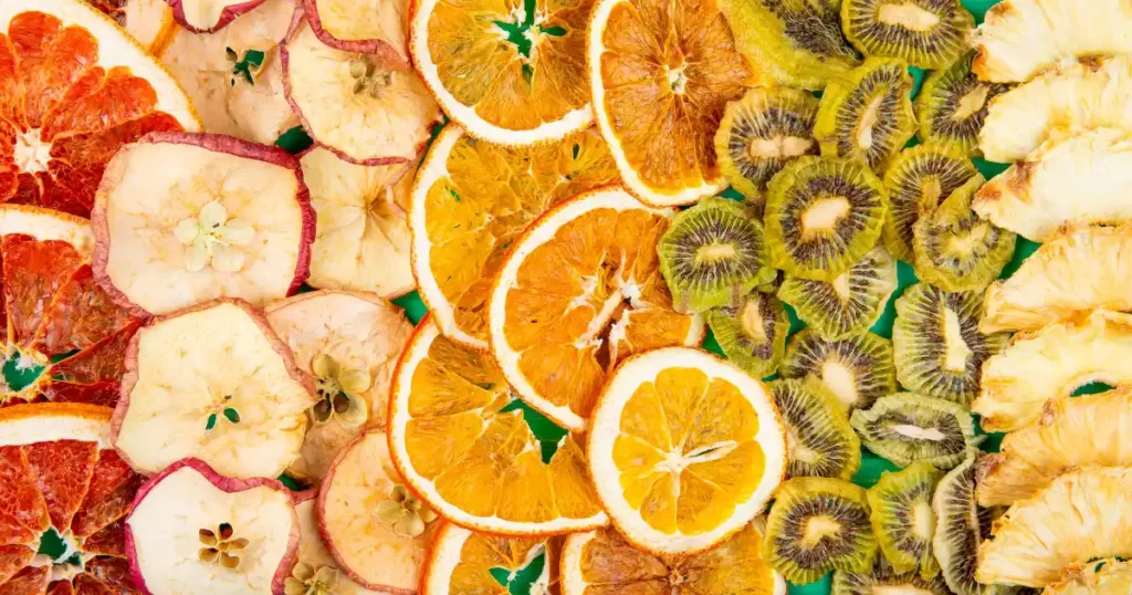 Imagen de diferentes frutas deshidratadas puestas en hileras verticales. 
