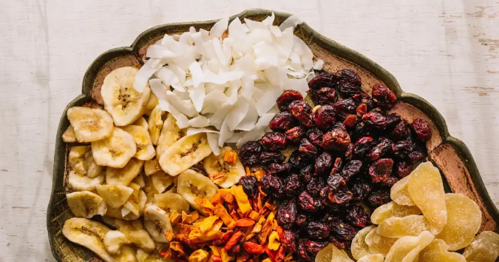 Plato de fruta sin agua: coco, plátano y más frutos.