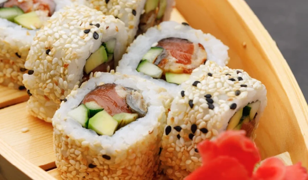 Sushi recubierto con semillas de gomasio.
