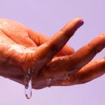 una mano lubrica con lubricantes naturales de cosmética sexual