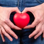 Mujer tapa sus partes íntimas al padecer candidiasis vaginal y busca información acerca de los mejores probióticos para la candidiasis.
