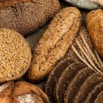 Diversos tipos de pan saludables de harinas integrales.