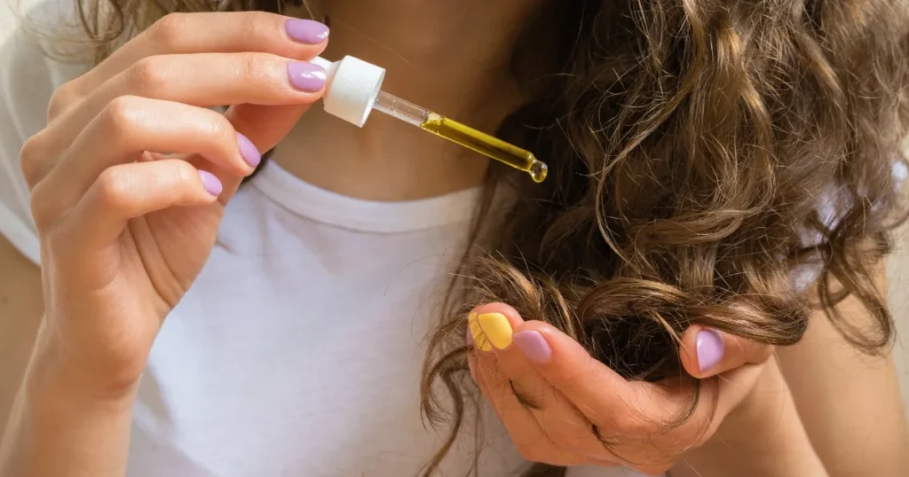 Mujer aplicando complementos vitamínicos para el cabello.