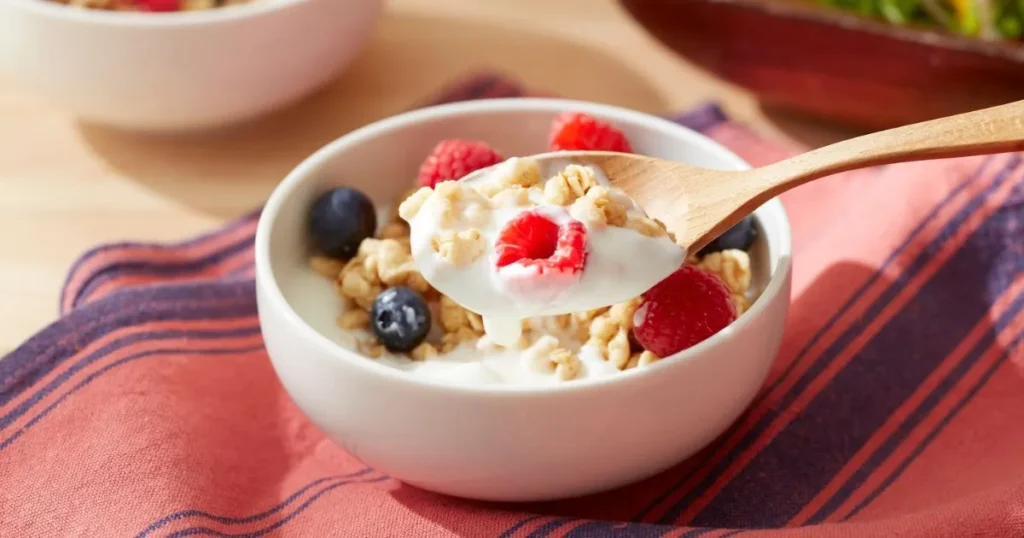 Plato de yogur natural o kéfir con frutas y frutos secos.