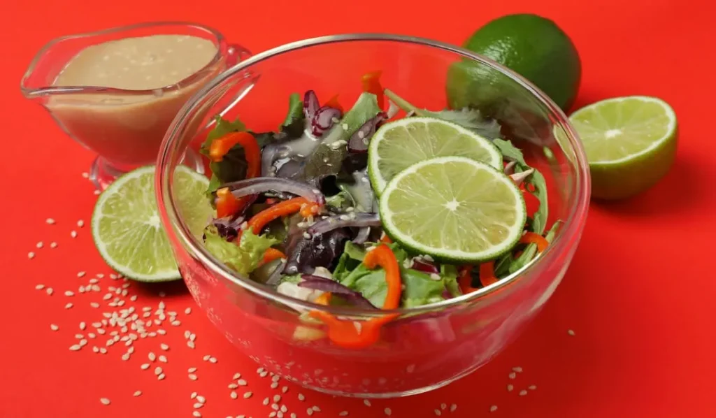 Ensalada crujiente con vinagreta de sésamo.