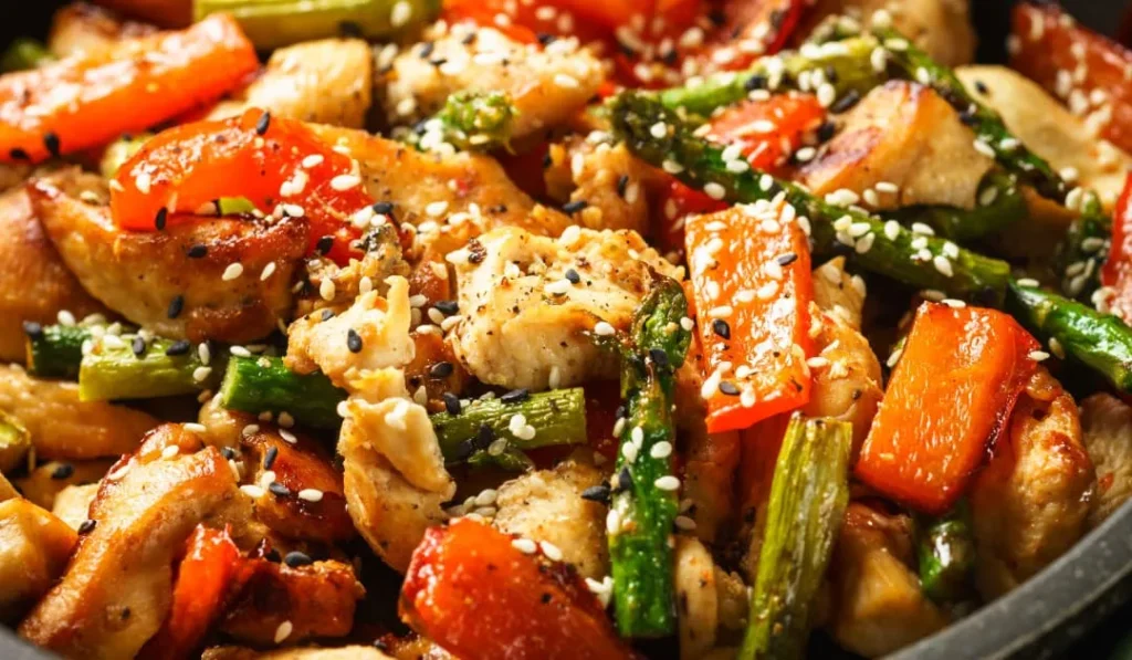 Salteado de verduras y pollo (o tofu) con toque de sésamo.