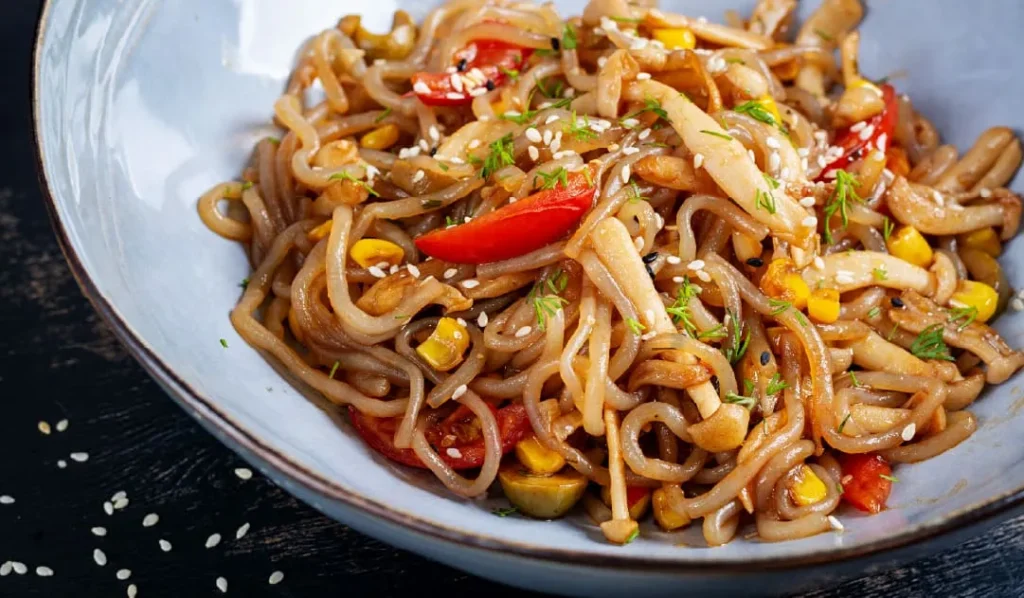 Fideos orientales con verduras y sésamo tostado.