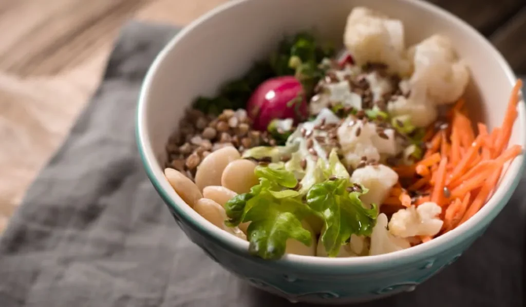 Buddha bowl con aliño de sésamo.