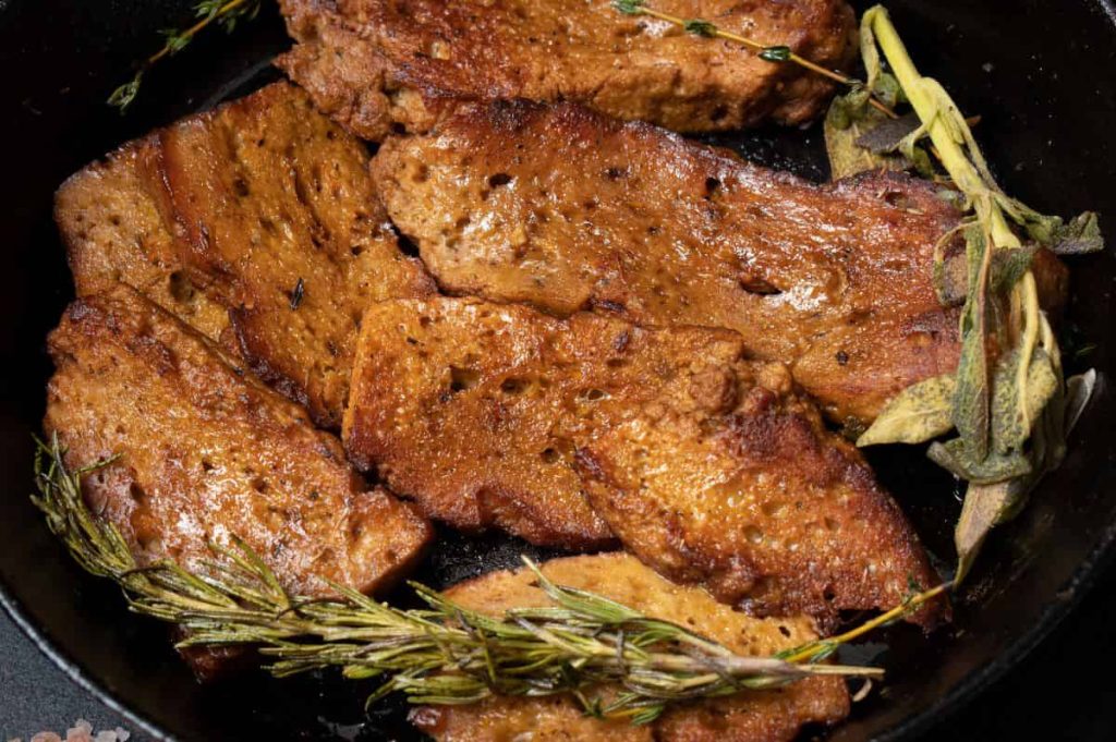 Plato de seitán a la plancha con hierbas.