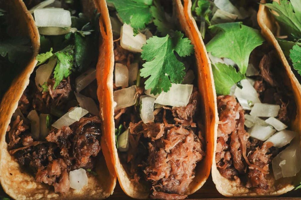 Plato de carne vegetal en formato tacos al Pastor.
