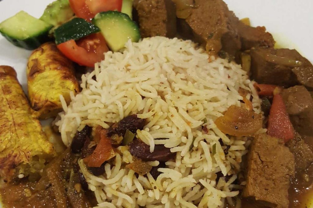 Plato de seitán en formato curry de verduras.