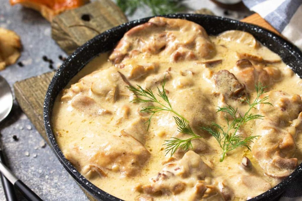 Plato de seitán en salsa de champiñones.