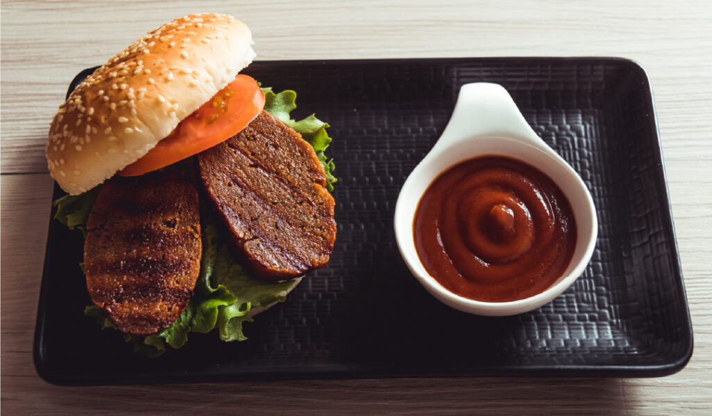 Recetas con seitán en formato hamburguesa y salsa barbacoa.