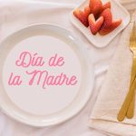 Desayuno en la cama con frutas y galletas para hablar de las ideas y regalos naturales del Día de la Madre en España 2023.