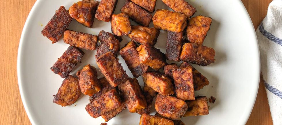 Tempeh recetas, propiedades y beneficios de este alimento alto en proteínas y sustitutivo a la carne en dietas veganas.